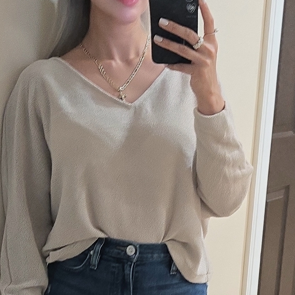 H&M Women's V-Neck Sweater in Light Cream - Picture 2 of 9
